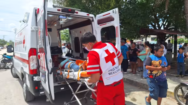 El motociclista fue trasladado al Hospital General por paramédicos de la Cruz Roja luego de presentar una posible fractura
