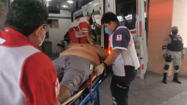 El joven fue trasladado al hospital en una ambulancia de la Cruz Roja