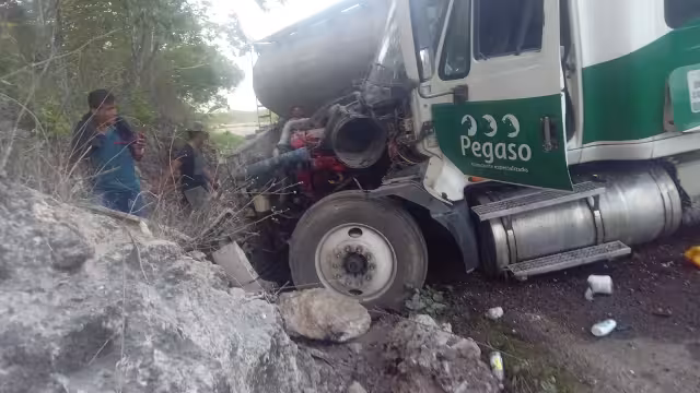 El tráiler bloqueó la carretera hacia Hopelchén