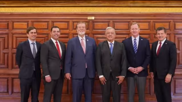 López Obrador se reúne con directivos de la NFL previo al partido en el Estadio Azteca