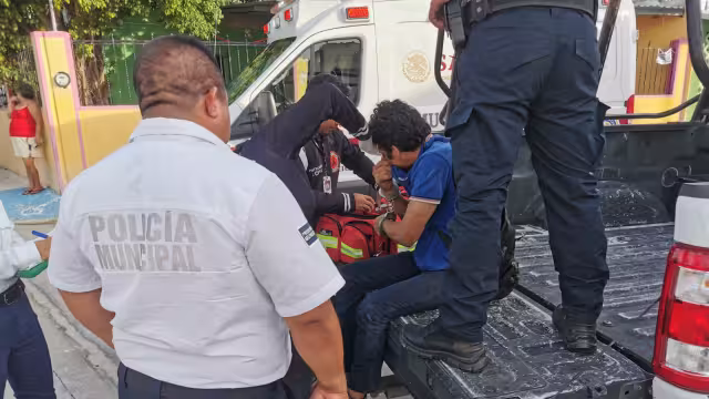 El detenido fue atendido por paramédicos, ya que fue golpeado por los vecinos.
