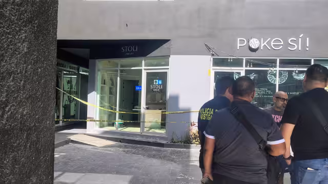 Un robo con cristalazo ocurrió en una joyería dentro de Plaza Aura.