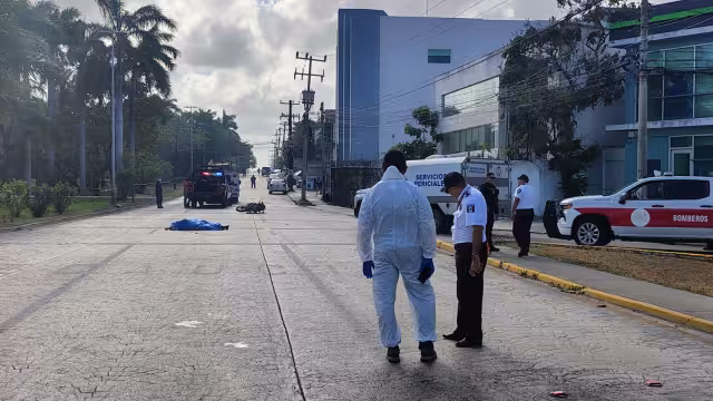 Elementos de seguridad y peritos acordonan la avenida Cobá en Cancún, Quintana Roo