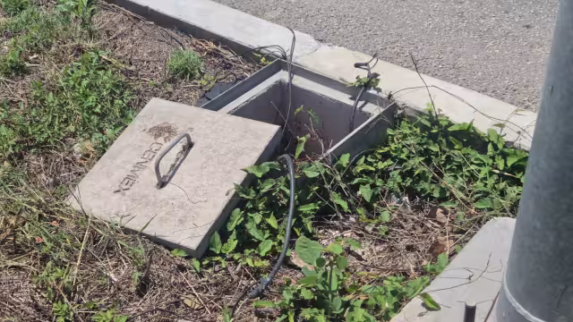 Robos de cableado dejan sin luz tramos del malecón de Champotón.