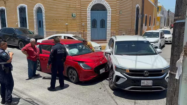Adulta mayor termina lesionada tras fuerte colisión en calles de Campeche