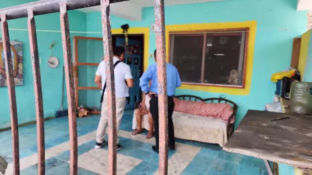 Los hombres rompieron la reja de la vivienda de la abuelita, quien vive sola