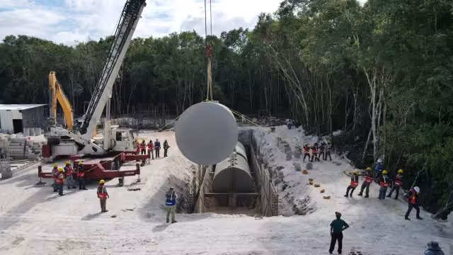 Se colocaron los tres tanques de combustible con capacidades de 60 mil y 80 mil litros