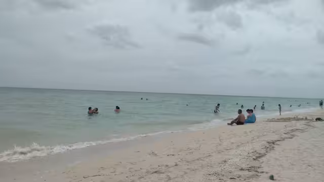 Pocas personas son las que disfrutan de la playa en este miércoles nublado