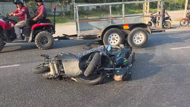 Choque entre motos frente al rastro municipal deja tres lesionados en Carmen