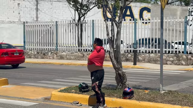 Motociclista es embestido por un colectivo en la avenida Patricio Trueba, a la altura de la Facultad de Enfermería en Campeche.