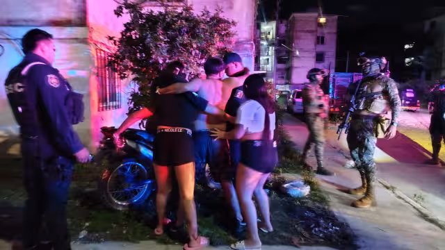 Una mujer, presuntamente familiar del lesionado, decidió no esperar la llegada de una ambulancia y optó por trasladarlo de inmediato a un hospital