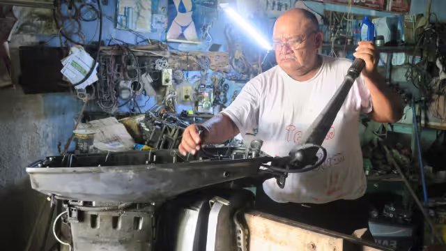 Kilo también hace reparaciones en el refugio pesquero de este lugar.