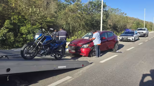 Choque por deslumbramiento deja motociclista hospitalizado