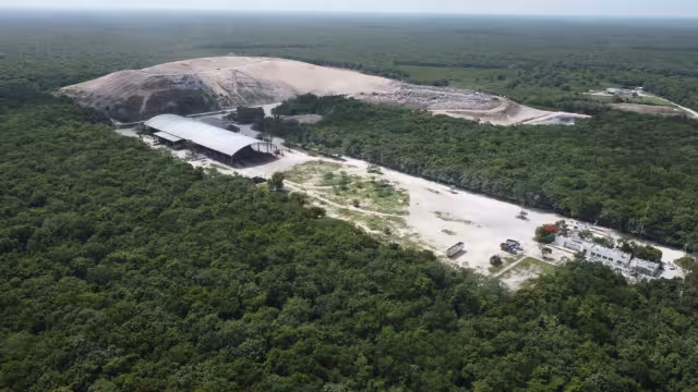 Además, esa estructura se caracteriza por su mala compactación y recubrimiento, que la vuelven peligrosa e inestable, según autoridades ambientales.