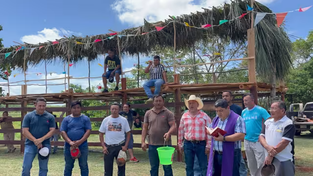 Sacerdote bendice ruedo taurino para la charlotada del Día del Padre en Hopelchén.