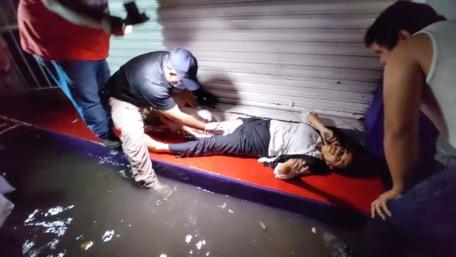 La mujer resultó con una grave herida