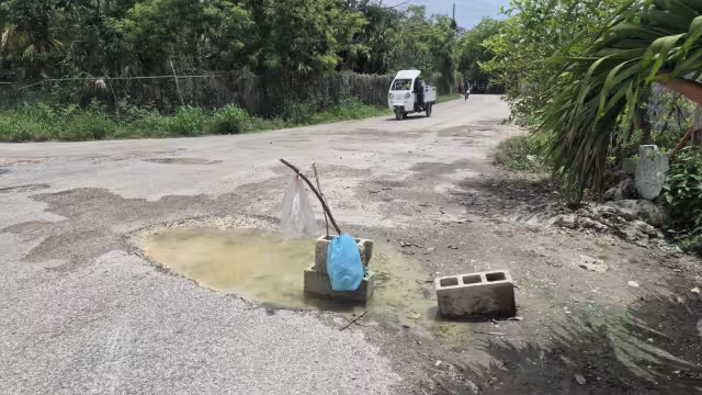 Vecinos de la colonia Nueva Jerusalén colocaron bloques de concreto para prevenir accidentes.