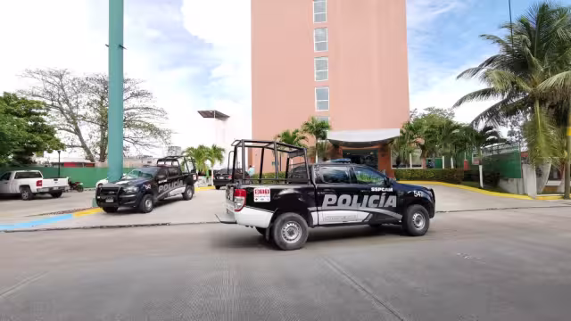 El músico fue escoltado a bordo de su vehículo color blanco, por 2 unidades de la Policía Estatal Preventiva