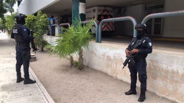 Elementos policiacos mantiene la vigilancia en el Hospital del IMSS, luego de la llegada del hombre baleado en ambulancia