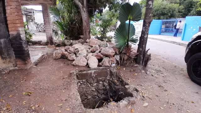 Temen accidente en Sudzal por socavón sin señalización frente a preescolar