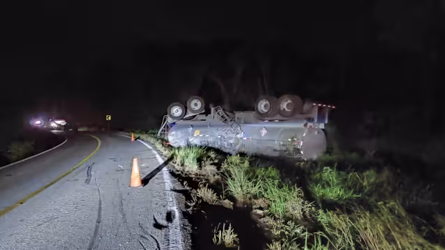 LA cisterna del remolque que se volcó tenía fuga de combustible por lo que fue necesaria la intervención de los Bomberos