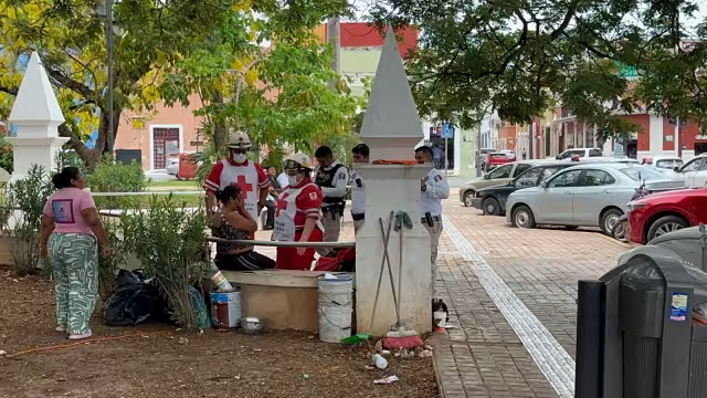 Paramédicos auxilian a mujer desplomada en la calle 10 del centro de Campeche A