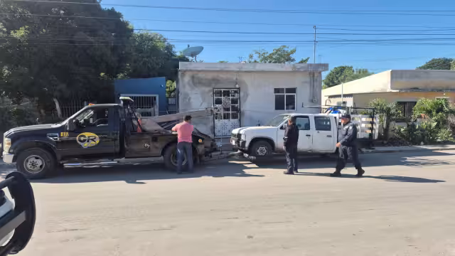 La motocicleta sufrió daños de consideración; la camioneta no presentó afectaciones visibles.