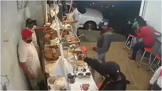 El delito ocurrió en menos de un minuto con 20 segundos, mientras tres ladrones sometieron a los comensales