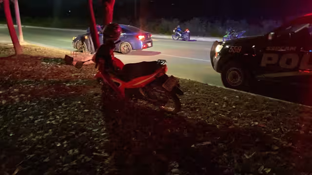 Fue catapultado al carril contrario donde permaneció inconsciente