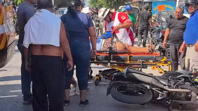 Taxista habría abierto puerta y provocado accidente de motociclistas en Carmen