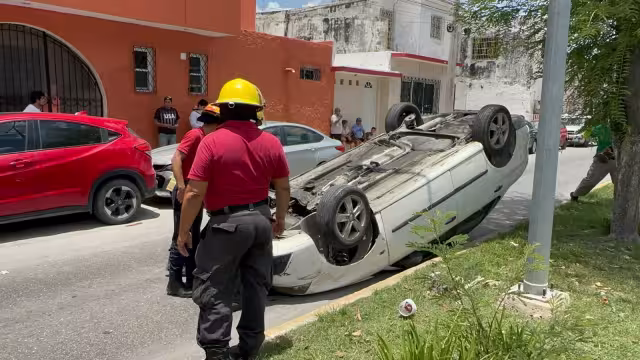 Exceso de velocidad provoca fuerte volcadura y choque contra autos estacionados en Campeche