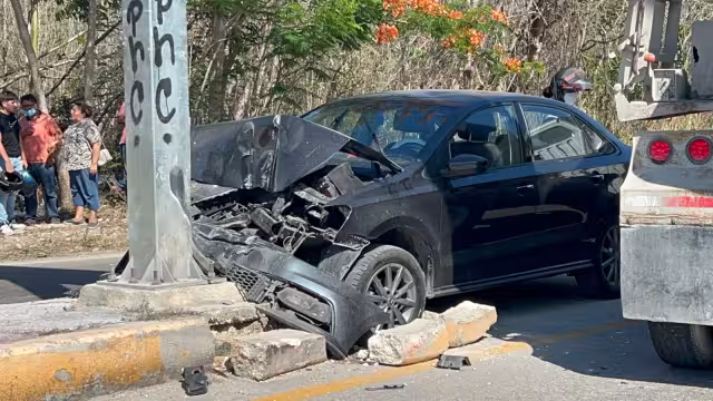 El auto quedó destrozado de la parte frontal tras el impacto