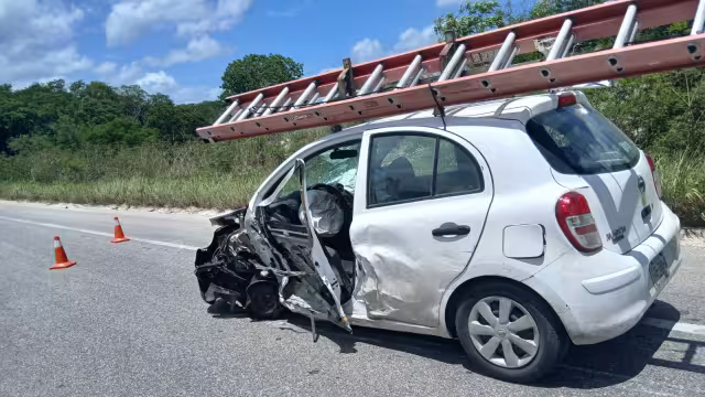 Accidente en carretera Escárcega-Champotón deja cuantiosos daños y auto abandonado