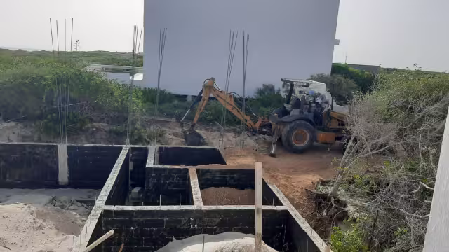 La maquinaria pesada se encontraba extrayendo arena para la construcción de un club de playa que llevará el nombre de “Cabo”, aseveró un testigo