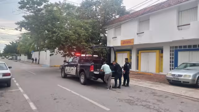Los policías de Playa del Carmen acudieron al Condominio Oasis 10 de la ciudad, para acordonar la zona del asesinato
