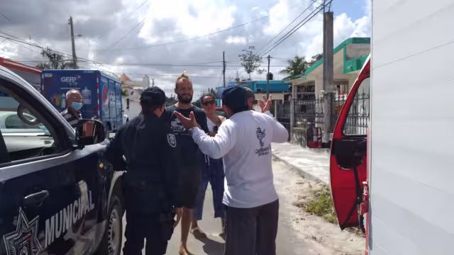 Centeno Kú no pudo evitar su molestia y de forma prepotente le gritó a los elementos que llamaría al director de seguridad pública para reportarlos