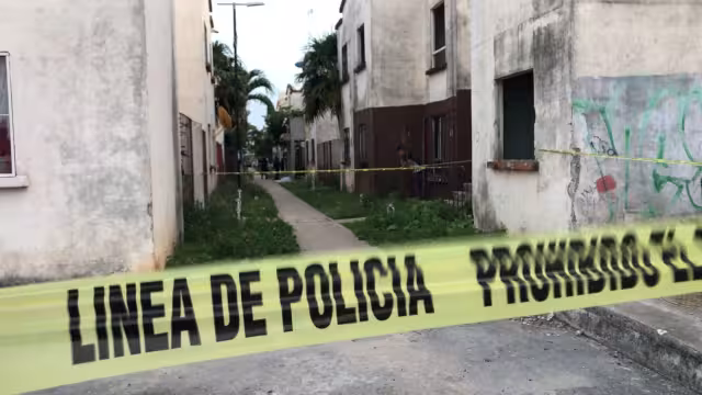 Elementos de la Policía se trasladaron a la colonia Lázaro Cárdenas para encontrar el cuerpo del joven asesinado