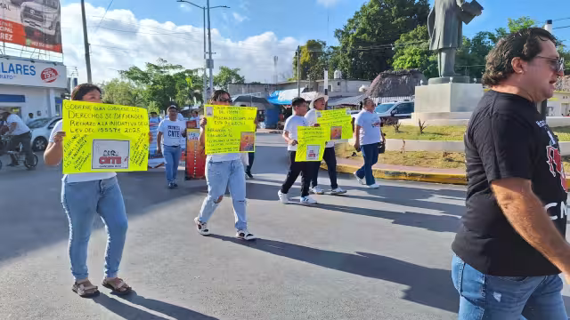 La marcha de los trabajadores inició a un costado de las instalaciones del ex Issste Tiendas