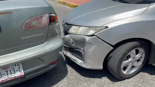 Colisión entre dos vehículos genera afectaciones viales en Guadalupe