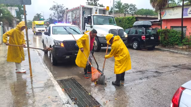 Varias calles del municipio se registraron acumulaciones de agua debido a desechos y hojas secas