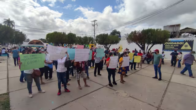 Los manifestantes se pararon en la explanada del Palacio Municipal de José María Morelos para exigir sus pagos atrasados
