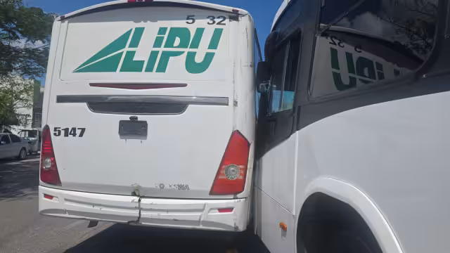 Los camiones colisionaron y provocaron afectaciones al tránsito.