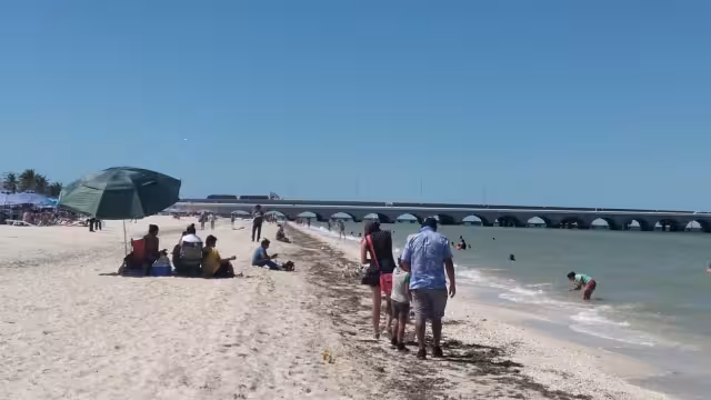 Visitantes locales abarrotan Progreso este sábado