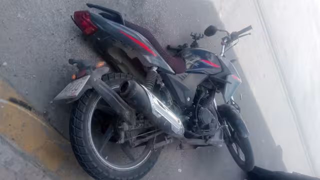 Camioneta provoca accidente al no respetar alto en Seybaplaya.