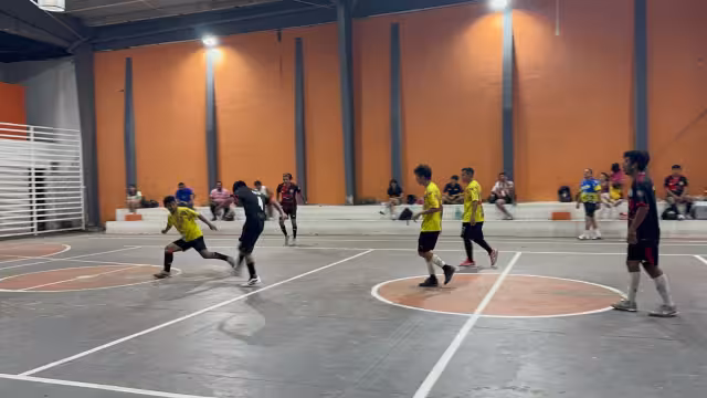 Panadería Manolo toma ventaja en el futsal nocturno; Chelas Sport lo sigue