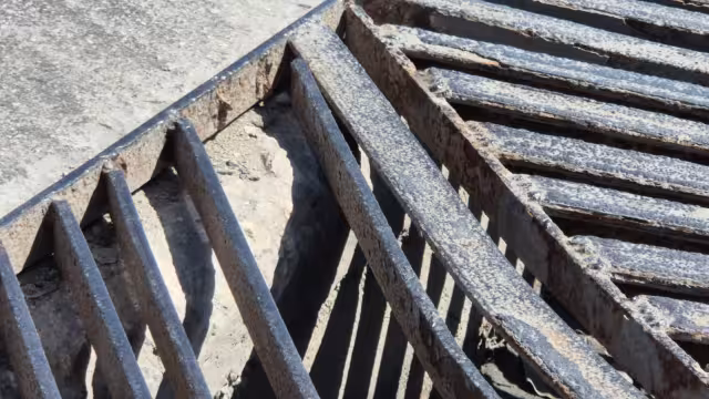 El problema se localiza en el cruce de las calles 15B con 14, en la colonia Los Manguitos.