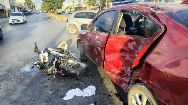 Tras el fuerte choque, el joven que viajaba a bordo de la motocicleta salió proyectado y quedó tendido sobre la carpeta asfáltica con lesiones de gravedad