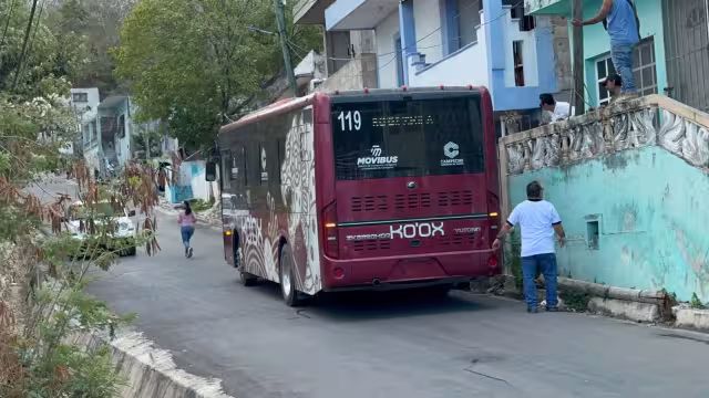 Camión Ko’ox queda atorado en calle angosta de Lerma, en Campeche.