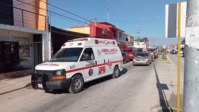 Al sitio llegó una patrulla con dos elementos y vieron un taxi semi atravesado sobre la avenida