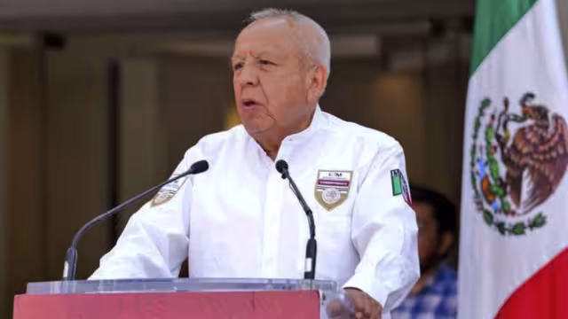 El juez la reprogramó para que el comisionado del INM tenga acceso a la carpeta investigación en la que se le acusa del delito de uso ilícito del servicio público